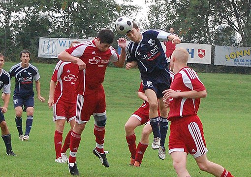 Hagens Hauke Martensen gewinnt das Kopfball-Duell gegen Hemeringens Johannes Aprojanz