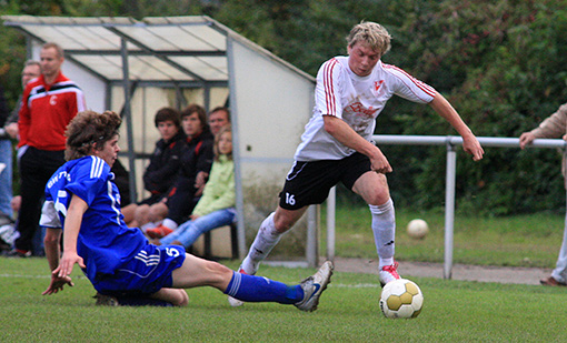 Tünderns Hau und Pyrmonts Dunikowski im Zweikampf