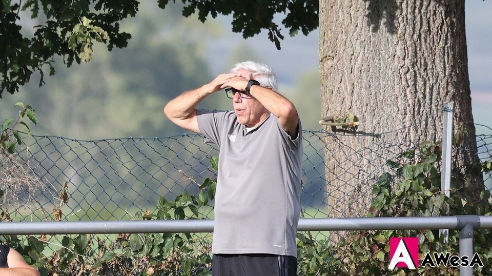 Werner Brennecke Trainer SG Hajen Latferde Fussball Kreisliga