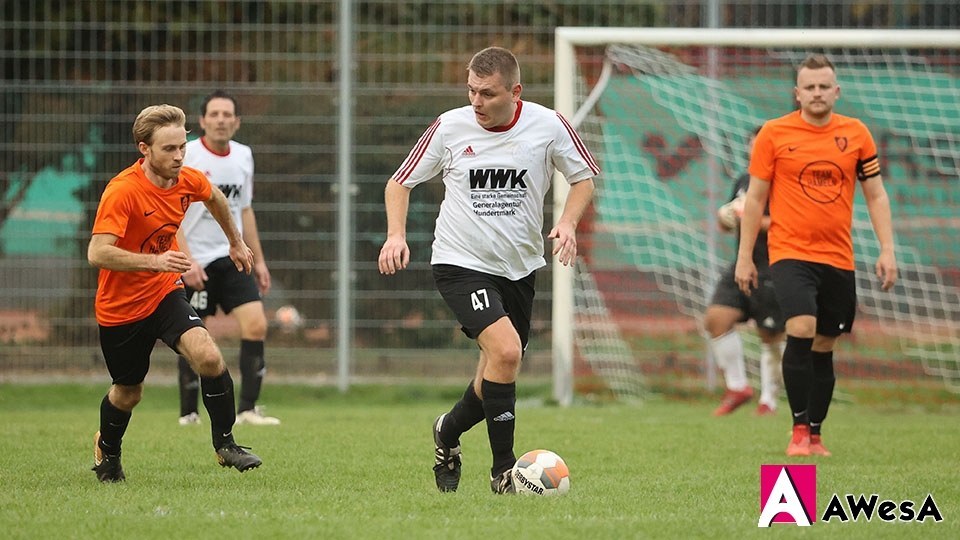 Dustin Hoppe MTSV Aerzen  Fussball Kreisklasse Dribbling