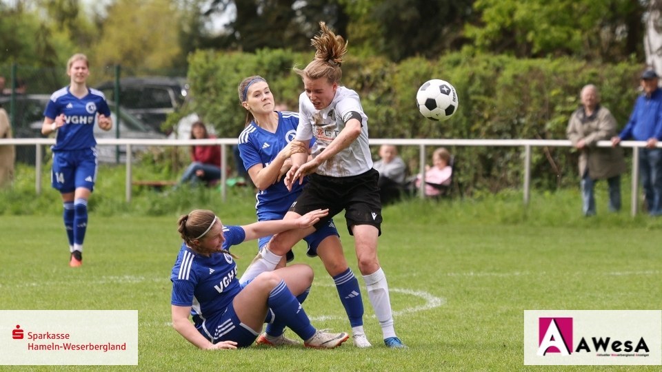 Anna Franke BW Tuendern Elisa Meier SV Hastenbeck Fussball Oberliga Zweikampf