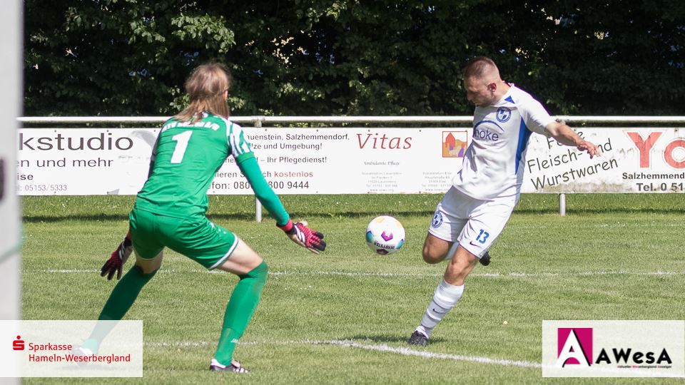 Marcel Tost BW Salzhemmendorf Fussball Bezirksliga Torschuss